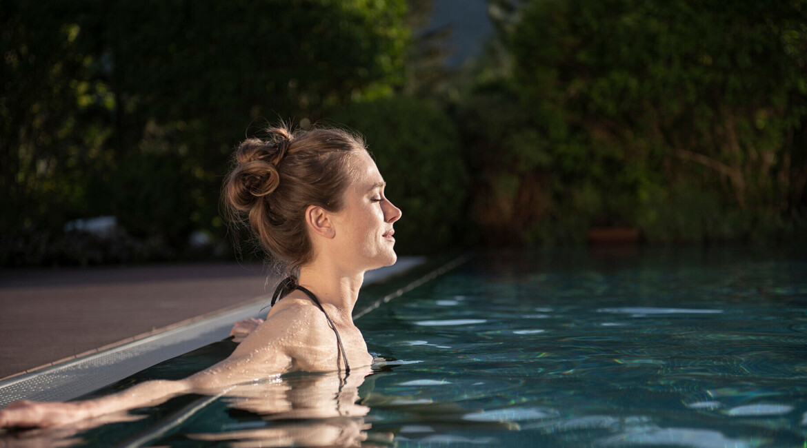 Entspannung pur im großzügigen Outdoorpool des Wellnesshotel Ebner's Waldhof am See.