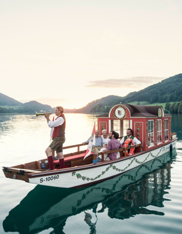Eine Zille mit Bläser am Fuschlsee, Salzkammergut.